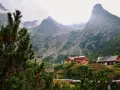Tatry Wysokie Słowacja: schroniska nad jeziorem, otoczone zielenią i majestatycznymi szczytami gór.