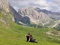 Para, która robi sobie selfie na tle Dolomitów. Idealne miejsce, gdzie warto pojechać na wakacje.