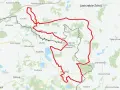 Mapa z zaznaczoną na czerwono nadmorską trasą rowerową, prowadzącą przez tereny z licznymi jeziorami i lasami, w pobliżu miejscowości takich jak Jastrzębie-Zdrój i Karviná.