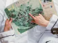Planujesz urlop w Polsce? Ręka wskazuje na mapie atrakcje Nałęczowa, miasta z bogatą historią i uzdrowiskowymi wodami.