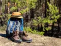 Plecak, kapelusz i buty trekkingowe gotowe na wycieczkę w góry.