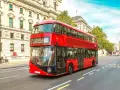 Ikoniczny czerwony autobus piętrowy na ulicy w Londynie. To świetny sposób, by dowiedzieć się, jak poruszać się po Londynie.