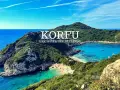 Widok na zatokę z krystalicznie czystą wodą i plażą. Korfu miasto atrakcje zapraszają do odkrycia tego rajskiego zakątka Grecji.