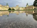 Pałac w Wilanowie odbija się w kałuży po deszczu. Wspaniałe miejsce na zwiedzanie.