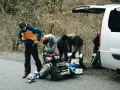 Przygotowania do wyprawy w **Tatry w Polsce**. Grupa ludzi pakuje sprzęt turystyczny przy otwartym bagażniku białego vana.
