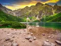 Góry i jezioro Morskie Oko o zachodzie słońca. Legenda mówi, że tak powstało Morskie Oko.