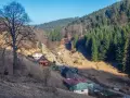 Góry, gdzie są? W dolinie, wśród lasów i domków, widać kilka uroczych chat.