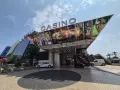 Wejście do kasyna w Cannes, ozdobione neonami i grafikami nawiązującymi do gier. To miejsce, gdzie można poczuć atmosferę alei gwiazd Cannes.