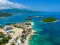 Albania co warto wiedzieć: malownicza zatoka z wyspami, plażami i kurortem. Idealne miejsce na wakacje.