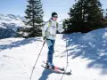 Narciarz w górach, gotowy do zjazdu. Wskazówki, jak dobrać narty skiturowe, by cieszyć się każdą chwilą.