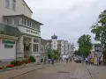 Ulica z hotelami i kawiarniami, gdzie świnoujście atrakcje po niemieckiej stronie zachęcają do spacerów.