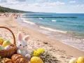 Koszyk z pisankami i zajączek na plaży. Idealne miejsce, gdzie na Wielkanoc można poczuć słońce i szum fal.