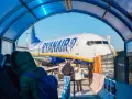 Pasażerowie podchodzą do samolotu Ryanair na lotnisku Rzym Ciampino, gotowi do podróży do centrum.