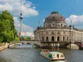 Rejs po Sprewie wśród zabytków w Berlinie. Widoczny Bode Museum i Fernsehturm.