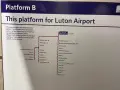 Mapa kolejowa z peronu B, wskazująca trasy do Luton Airport. Podróż z Londynu do centrum Luton Airport.