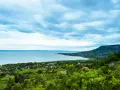 Widok na malownicze miasteczko nad Balatonem, jedno z najpiękniejszych miejsc nad jeziorem.