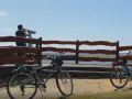 Dwa rowery czekają na odkrycie tras rowerowych Międzyzdroje. Para obserwuje widok przez lunetę.
