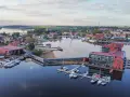 Widok na mazurskie miasteczko z nowoczesną mariną i hotelami. Idealne miejsce, by odkryć, co warto zobaczyć na Mazurach.