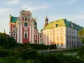 Co ciekawego w Poznaniu? Imponujące budynki dawnego kolegium jezuickiego i pałacu arcybiskupiego w złotym świetle zachodzącego słońca.