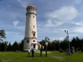 Wieża widokowa w Górach Sowich. Turyści podziwiają panoramę, szukając szlaków.