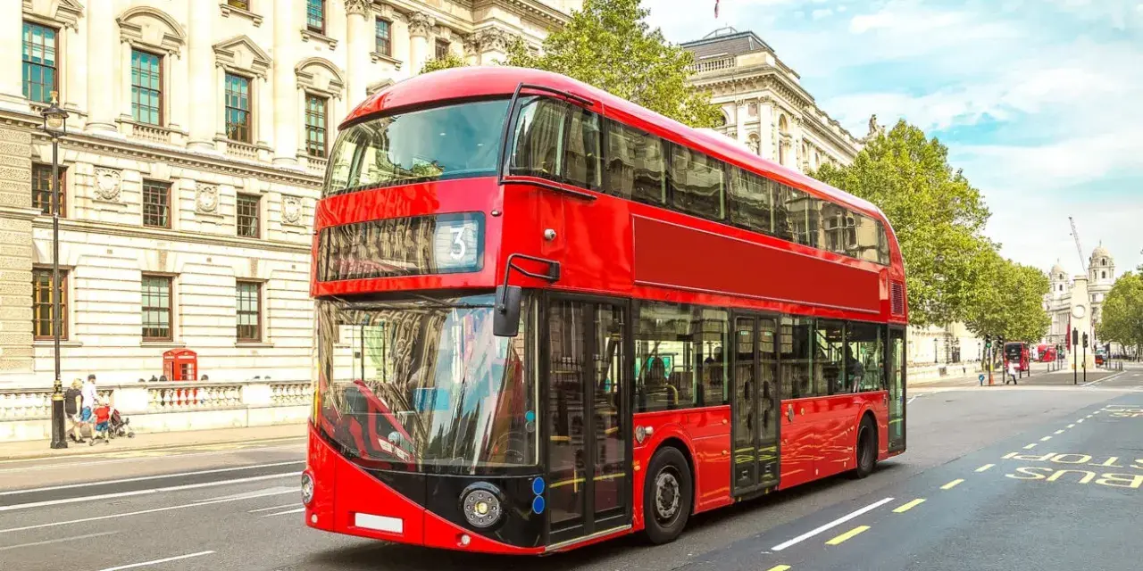 Ikoniczny czerwony autobus piętrowy na ulicy w Londynie. To świetny sposób, by dowiedzieć się, jak poruszać się po Londynie.
