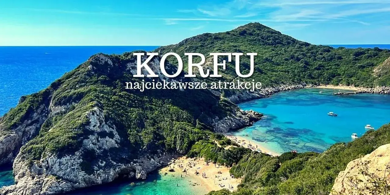 Widok na zatokę z krystalicznie czystą wodą i plażą. Korfu miasto atrakcje zapraszają do odkrycia tego rajskiego zakątka Grecji.