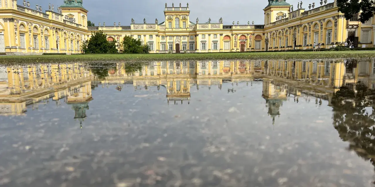 Pałac w Wilanowie odbija się w kałuży po deszczu. Wspaniałe miejsce na zwiedzanie.