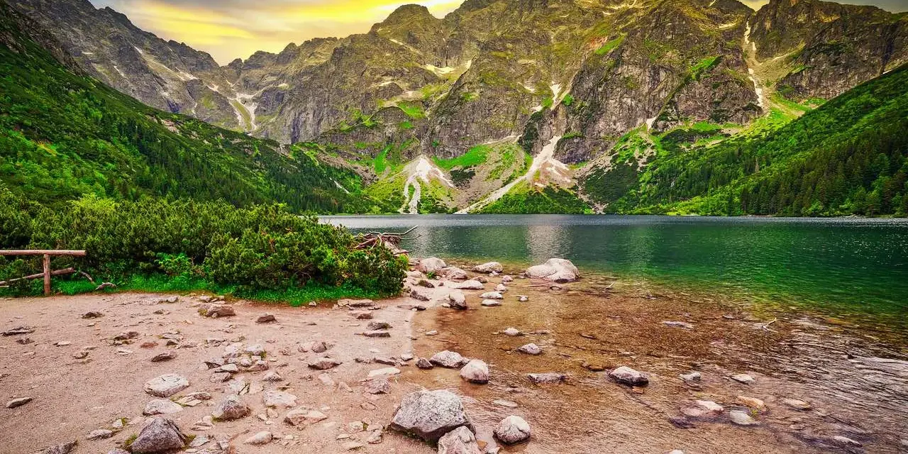 Góry i jezioro Morskie Oko o zachodzie słońca. Legenda mówi, że tak powstało Morskie Oko.