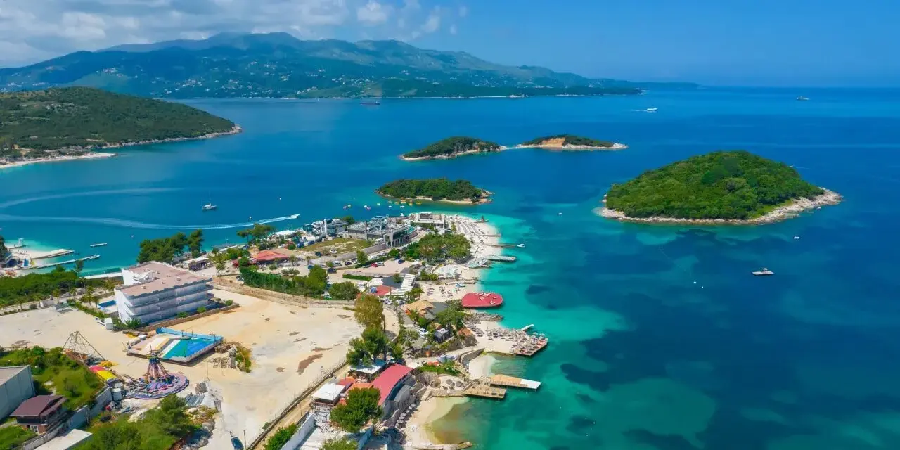 Albania co warto wiedzieć: malownicza zatoka z wyspami, plażami i kurortem. Idealne miejsce na wakacje.