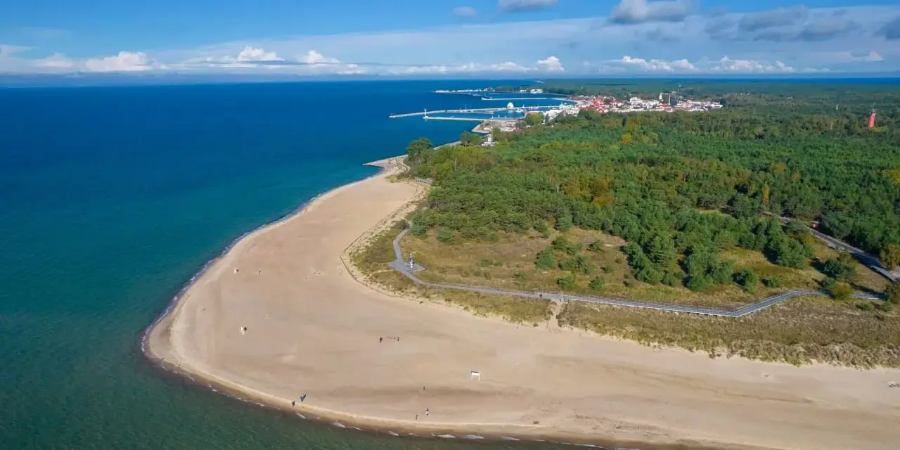Piękna plaża i las na Helu. Idealne miejsce, by odpocząć i zastanowić się, co robic na Helu.