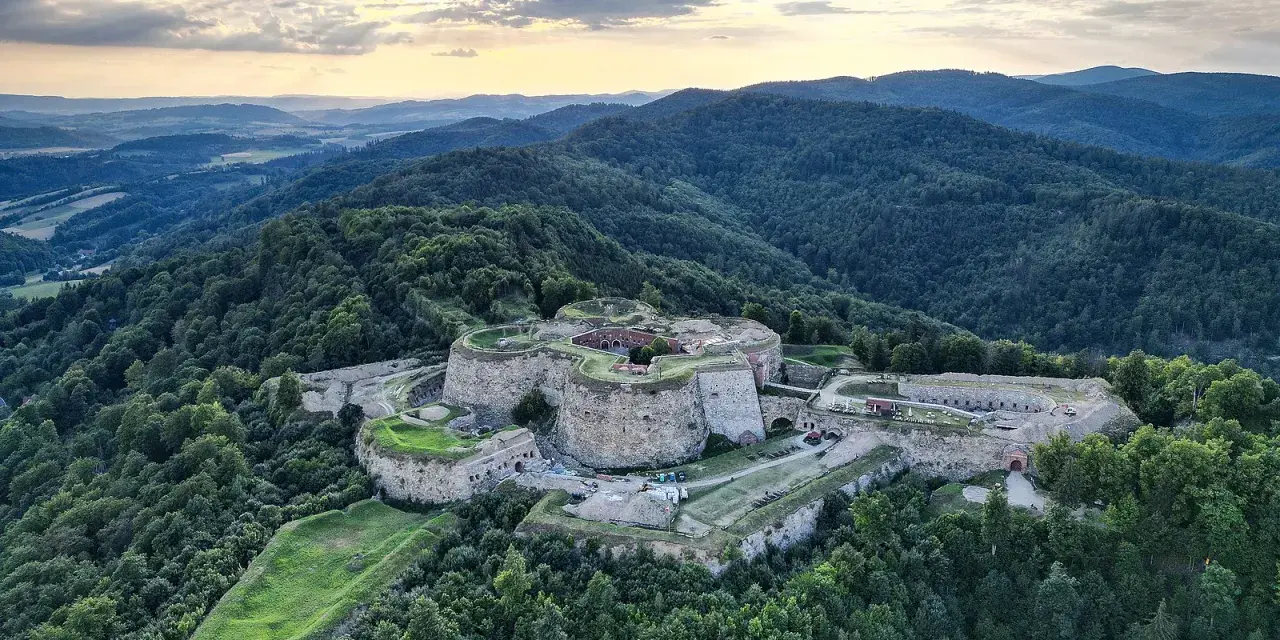 Twierdza Srebrna Góra, jedna z największych atrakcji Gór Sowich, góruje nad zalesionymi wzgórzami.
