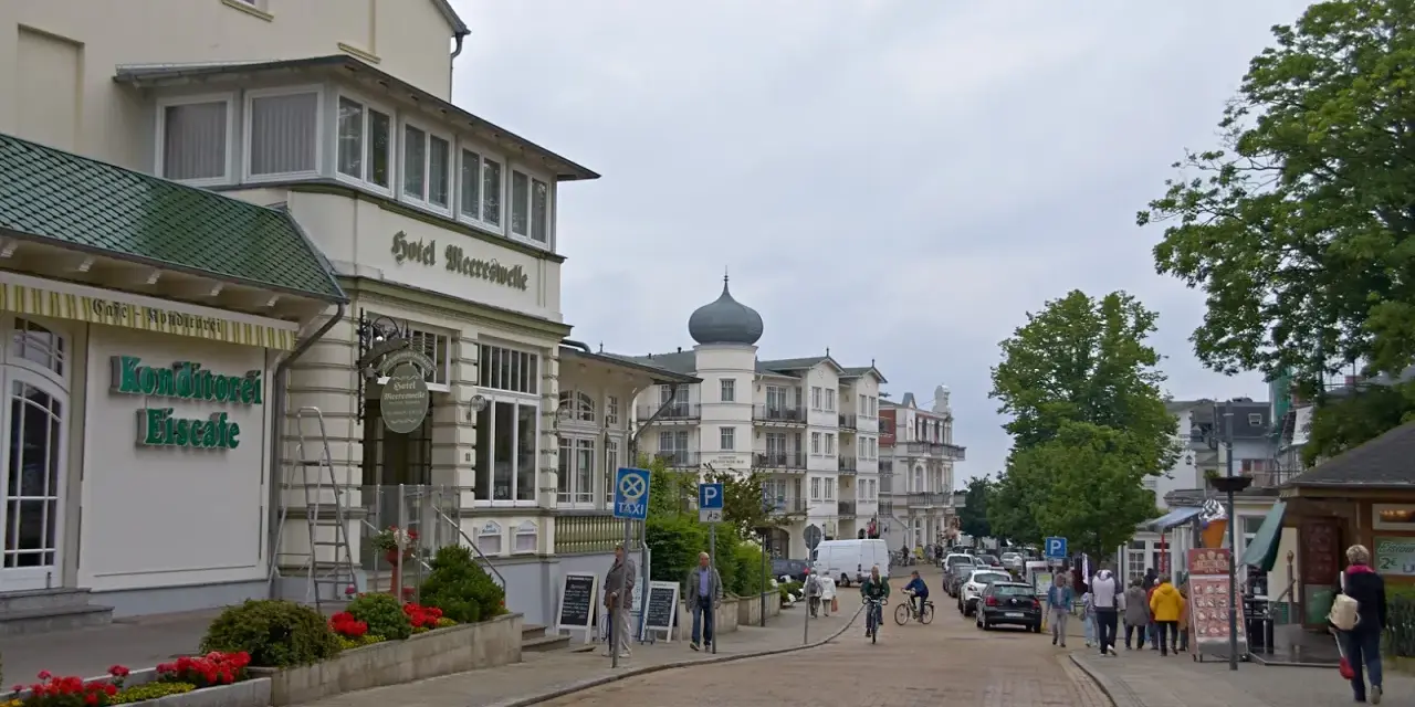 Ulica z hotelami i kawiarniami, gdzie świnoujście atrakcje po niemieckiej stronie zachęcają do spacerów.