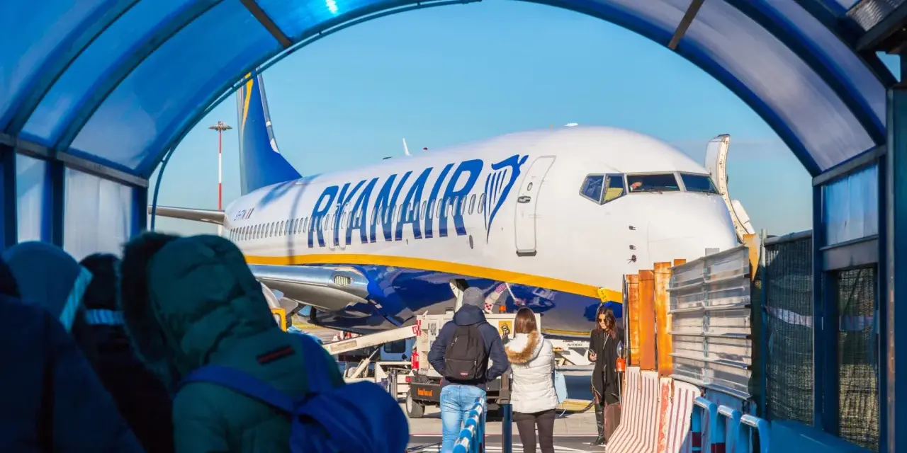 Pasażerowie podchodzą do samolotu Ryanair na lotnisku Rzym Ciampino, gotowi do podróży do centrum.
