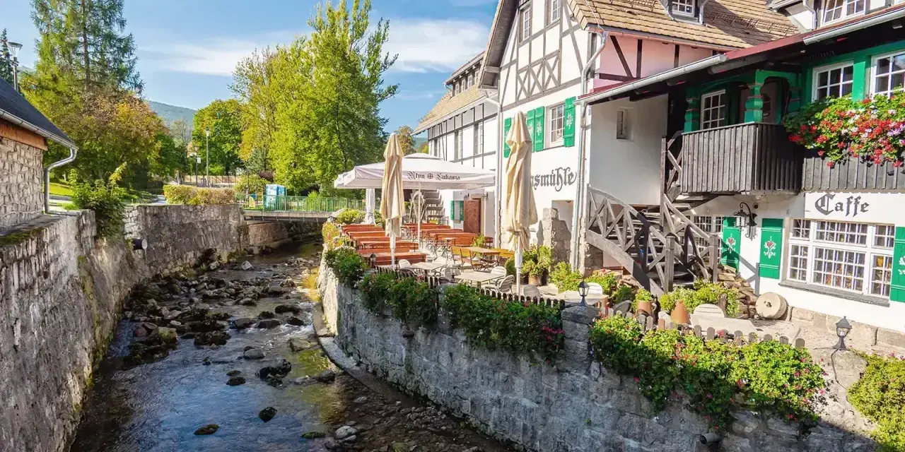 Szklarska Poręba atrakcje dla dorosłych: urokliwa restauracja nad strumieniem, z tarasem i kawiarnią. Idealne miejsce na relaks.