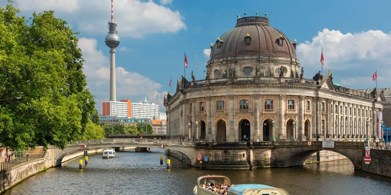 Rejs po Sprewie wśród zabytków w Berlinie. Widoczny Bode Museum i Fernsehturm.