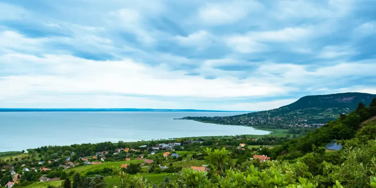 Widok na malownicze miasteczko nad Balatonem, jedno z najpiękniejszych miejsc nad jeziorem.