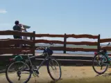 Dwa rowery czekają na odkrycie tras rowerowych Międzyzdroje. Para obserwuje widok przez lunetę.