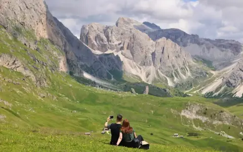 Para, która robi sobie selfie na tle Dolomitów. Idealne miejsce, gdzie warto pojechać na wakacje.