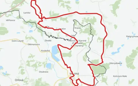 Mapa z zaznaczoną na czerwono nadmorską trasą rowerową, prowadzącą przez tereny z licznymi jeziorami i lasami, w pobliżu miejscowości takich jak Jastrzębie-Zdrój i Karviná.