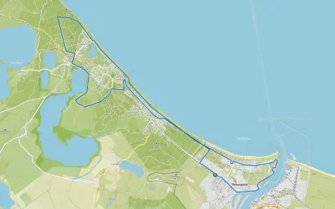 Mapa z zaznaczonymi świnoujście trasy rowerowe, prowadzące przez tereny zielone, jeziora i miasto.