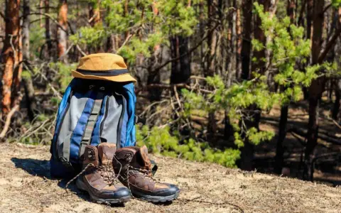 Plecak, kapelusz i buty trekkingowe gotowe na wycieczkę w góry.