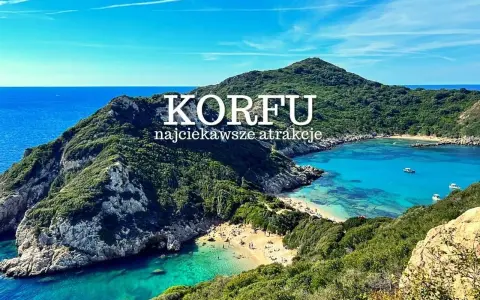 Widok na zatokę z krystalicznie czystą wodą i plażą. Korfu miasto atrakcje zapraszają do odkrycia tego rajskiego zakątka Grecji.