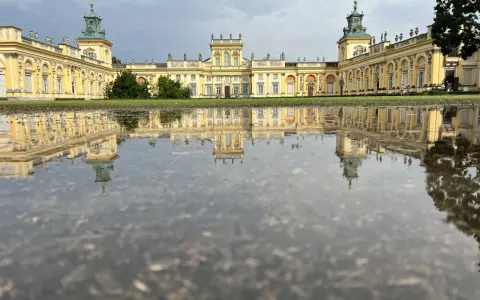 Pałac w Wilanowie odbija się w kałuży po deszczu. Wspaniałe miejsce na zwiedzanie.
