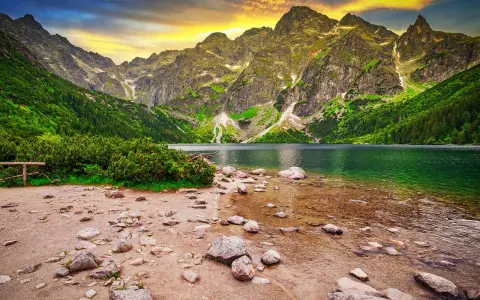 Góry i jezioro Morskie Oko o zachodzie słońca. Legenda mówi, że tak powstało Morskie Oko.
