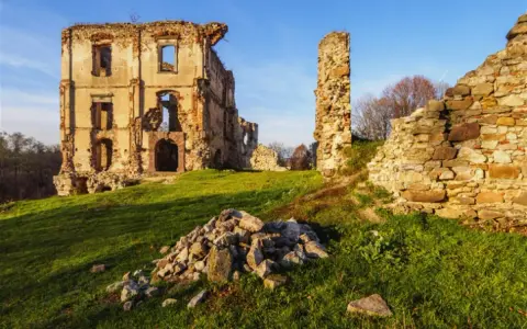 Ruiny zamku w Górach Świętokrzyskich, wspaniałe atrakcje historyczne.
