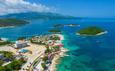 Albania co warto wiedzieć: malownicza zatoka z wyspami, plażami i kurortem. Idealne miejsce na wakacje.