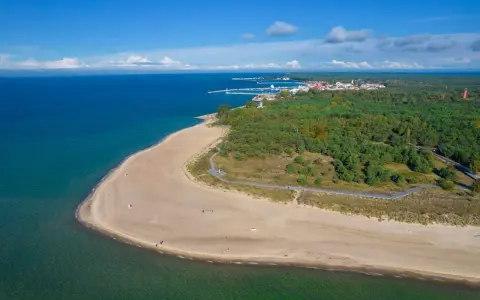 Piękna plaża i las na Helu. Idealne miejsce, by odpocząć i zastanowić się, co robic na Helu.