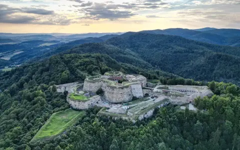 Twierdza Srebrna Góra, jedna z największych atrakcji Gór Sowich, góruje nad zalesionymi wzgórzami.