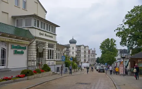 Ulica z hotelami i kawiarniami, gdzie świnoujście atrakcje po niemieckiej stronie zachęcają do spacerów.