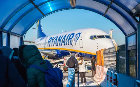 Pasażerowie podchodzą do samolotu Ryanair na lotnisku Rzym Ciampino, gotowi do podróży do centrum.
